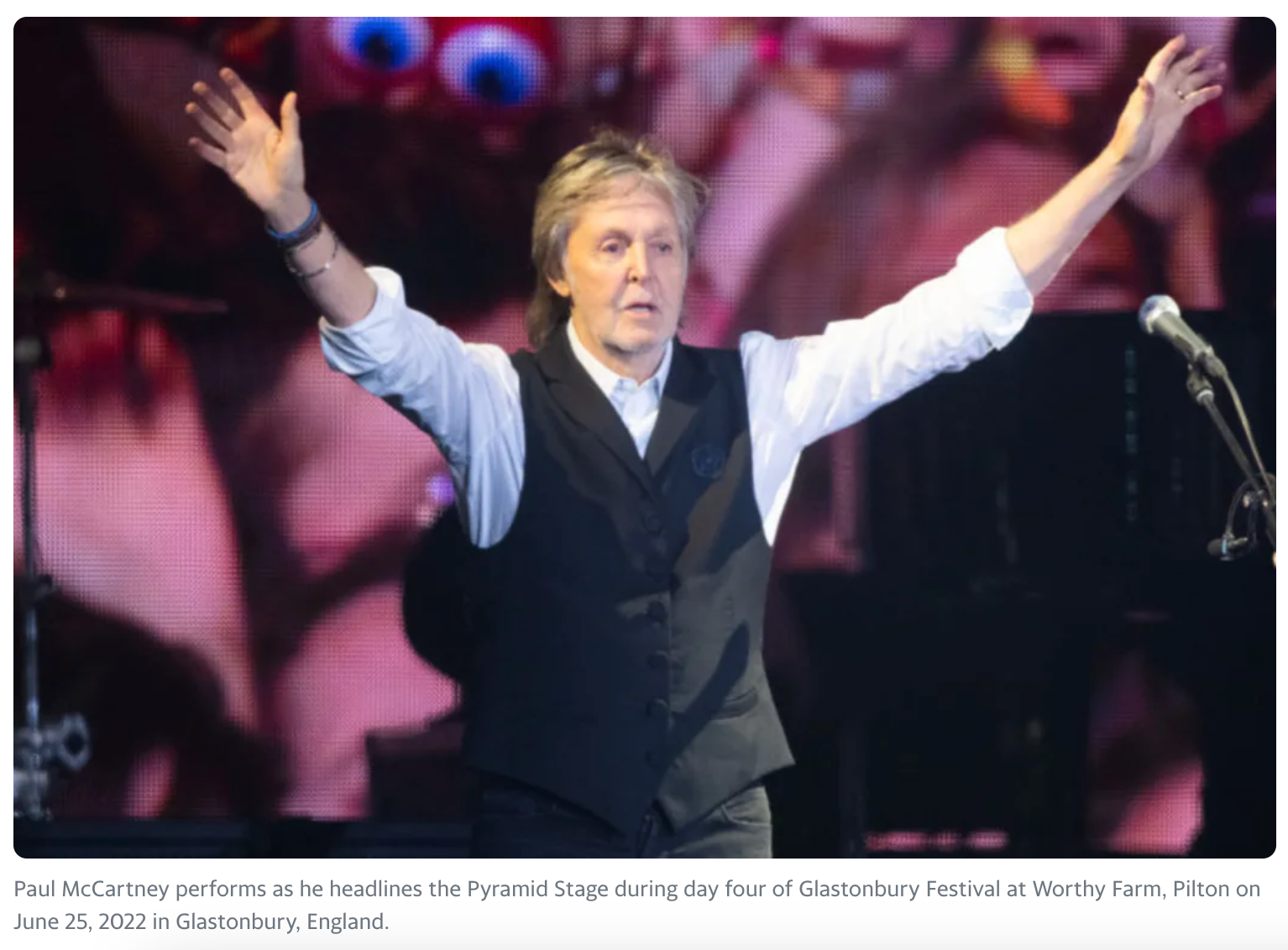 Sir Paul McCartney becomes a billionaire